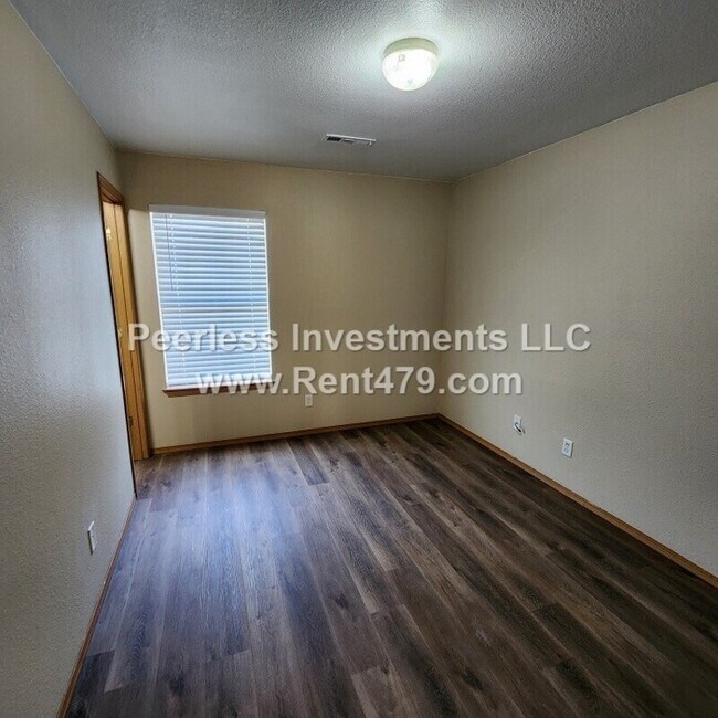 Building Photo - 844 Lariat St