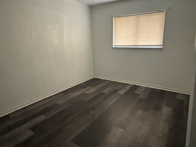 Building Photo - 1652 Kentwood Dr