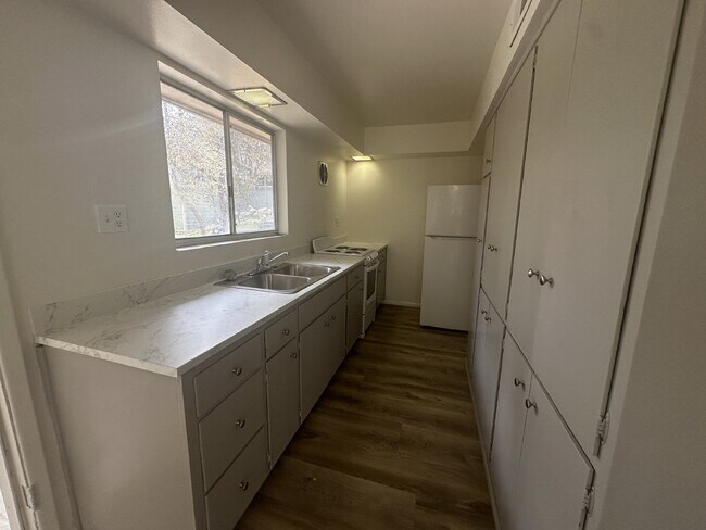 Building Photo - "Charming 2-Bed Retreat with Fireplace & Modern Comforts in Prescott, AZ!"