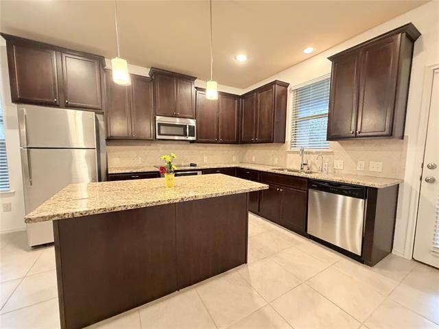 Building Photo - 305 Rustic Oak Ln