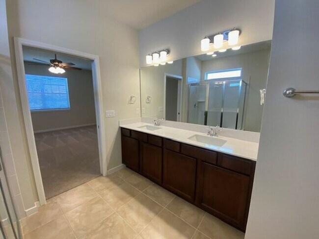 Building Photo - 4/2 Single family home