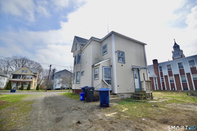 Building Photo - 203 Main St