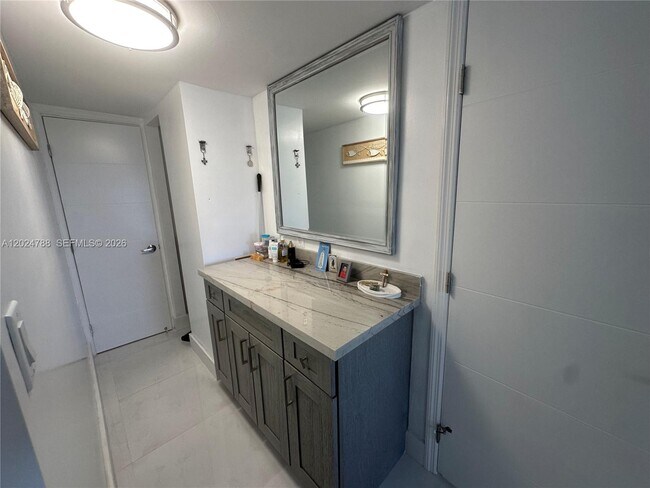 Building Photo - 2030 S Ocean Dr