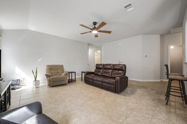 Building Photo - Charming 3-Bedroom with 2 Baths Cottonwood...
