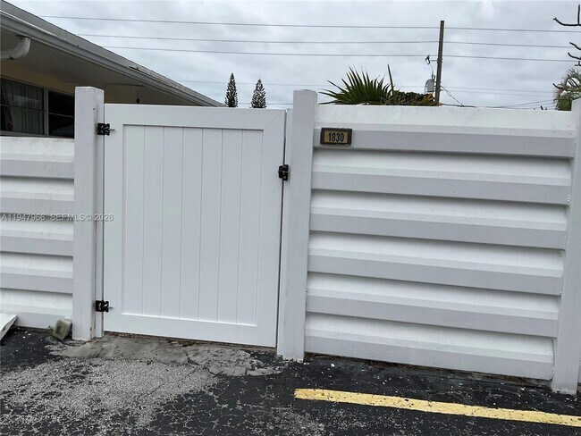 Building Photo - 1830 Dewey St