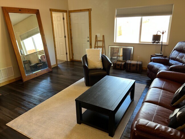Building Photo - 351 W Buttercup Way