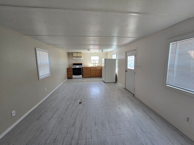 Building Photo - 2 bed, 1 bath Trailer House