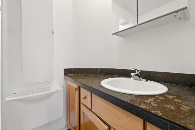 Building Photo - 2 BR 2 BA Townhome in North Tabor- 3 Levels!