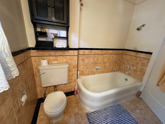 Building Photo - Spacious Spanish-Styled 3Bed/2Bath SFH For Rent in the Desirable City of Alameda, Ca!!!