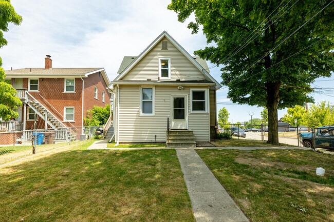 Building Photo - 405 Starkweather St