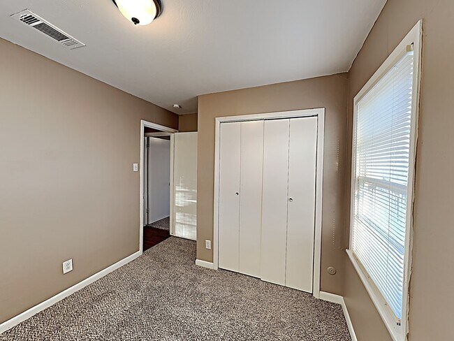 Building Photo - Adorable 4 Bedroom!!
