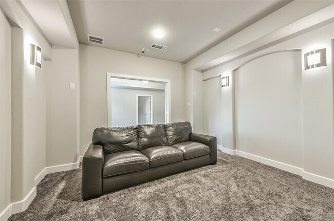 Building Photo - 16526 Whiteoak Canyon Dr