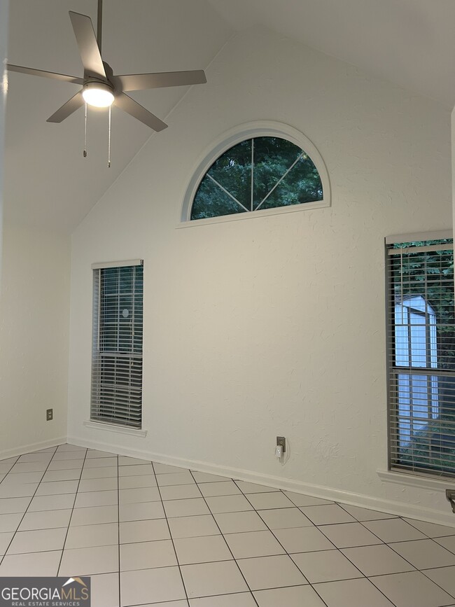 Building Photo - 717 Shore Dr