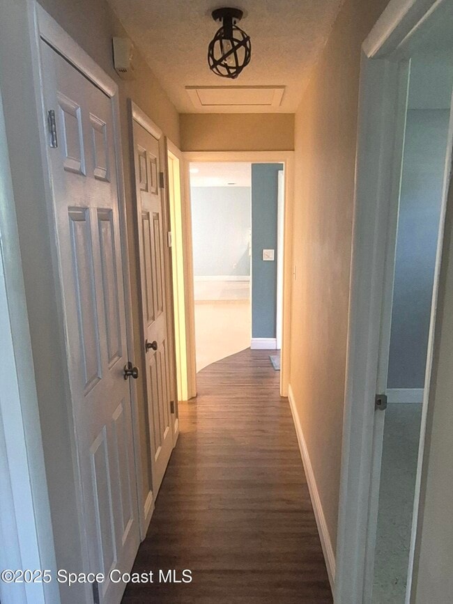 Building Photo - 333 Bahama Dr