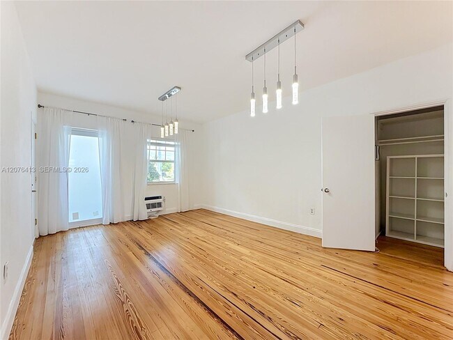 Building Photo - 2463 Pine Tree Dr