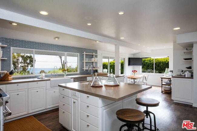 Building Photo - 29225 Cliffside Dr