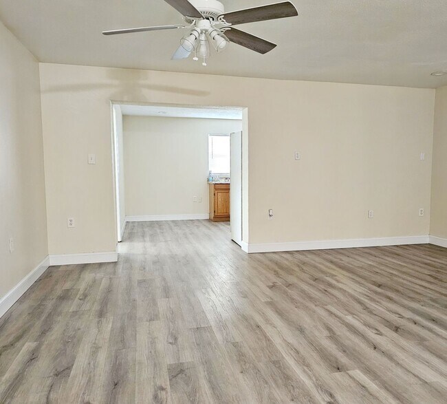 Building Photo - 3 Bedroom 2 Bath 1 Car Garage Home in St. Pete!!