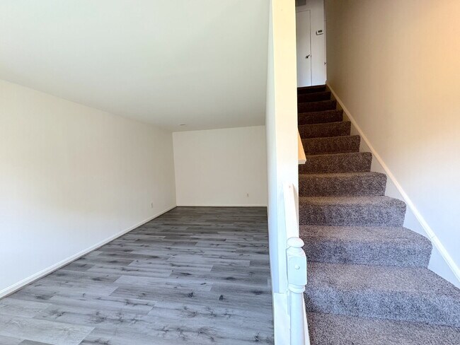 Building Photo - Charming & Spacious Two Bedroom One bathroom Unit