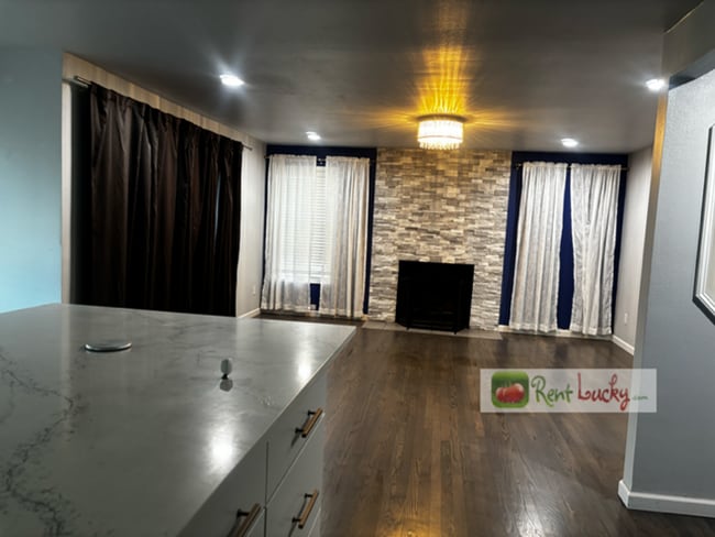 Building Photo - Stunning & Spacious 4 Bedroom Home with 2....