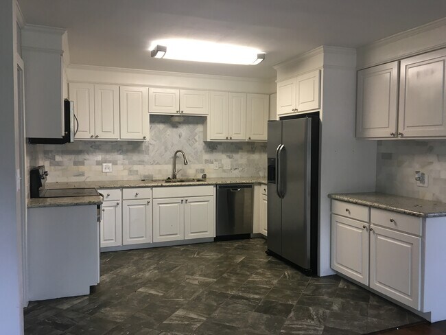 Building Photo - 123 Lloyd St