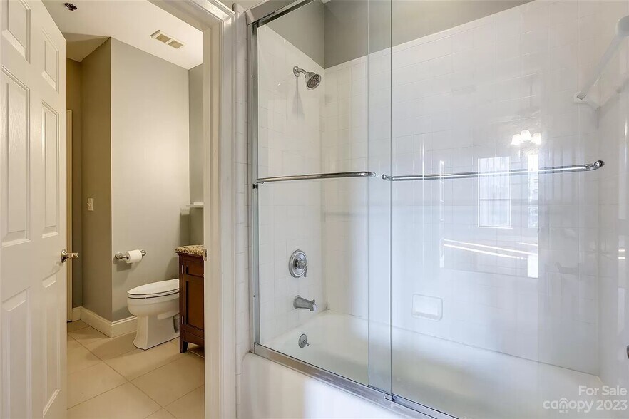 Building Photo - 127 N Tryon St