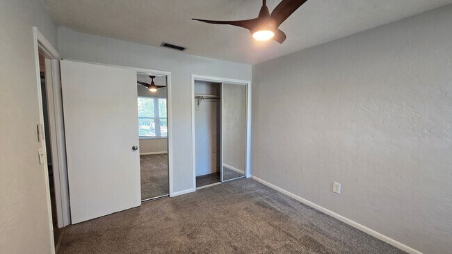 Building Photo - 3 bedroom 2 bath 2nd floor condo