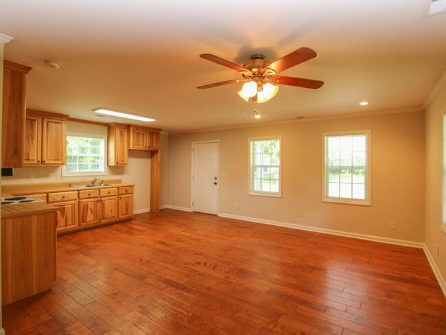 Building Photo - Convenient 2 bed 1 bath home in Athens City located near Athens State University and downtown Ath...