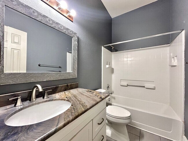 Building Photo - Warm & Cozy 3 Bed / 2 Bath Home with Fenced Yard and 2-Car Garage