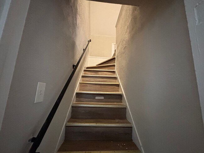 Building Photo - 4 Bedroom 2 Bath Single Family Home W/Garage!