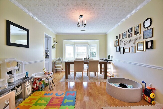 Building Photo - Move-in Ready 1-level in cul de sac with privacy fenced backyard