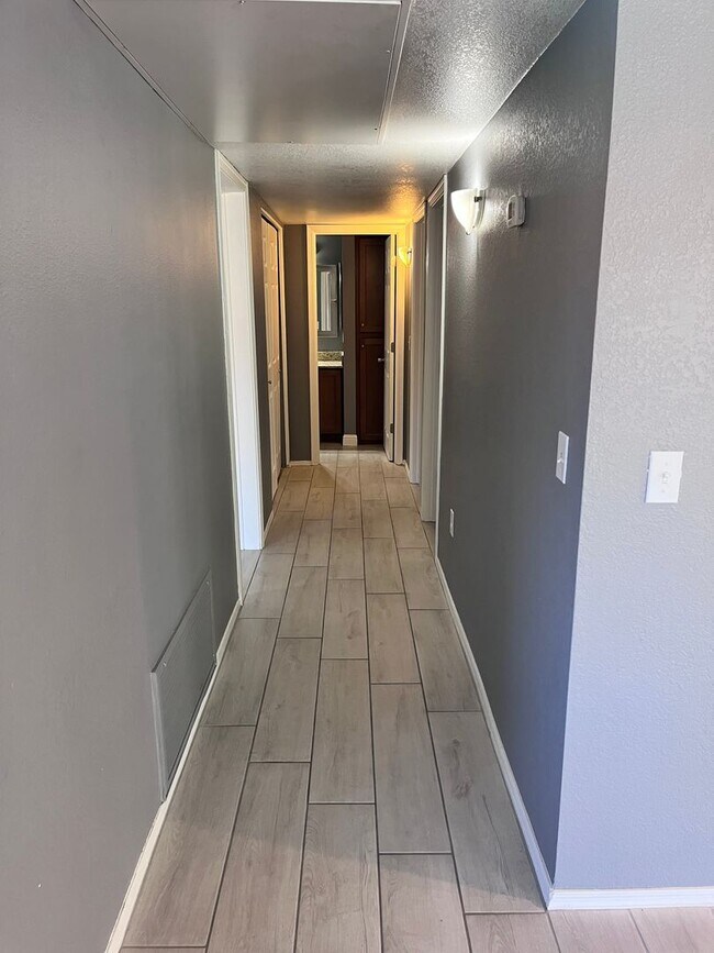 Building Photo - NE-3 bd/ 2bd Condo in gated community!