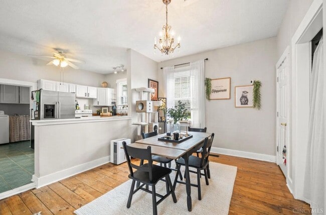 Building Photo - Cute bungalow house. | Available April | 6 month Lease