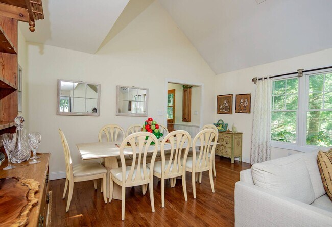 Building Photo - 49 Wooded Oak Ln