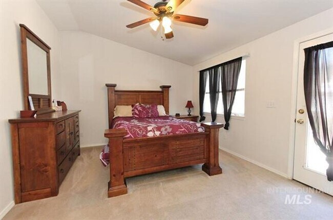 Building Photo - 3 Bedroom 2 Bath Home on 1/4 Acre Available 1/6/2026