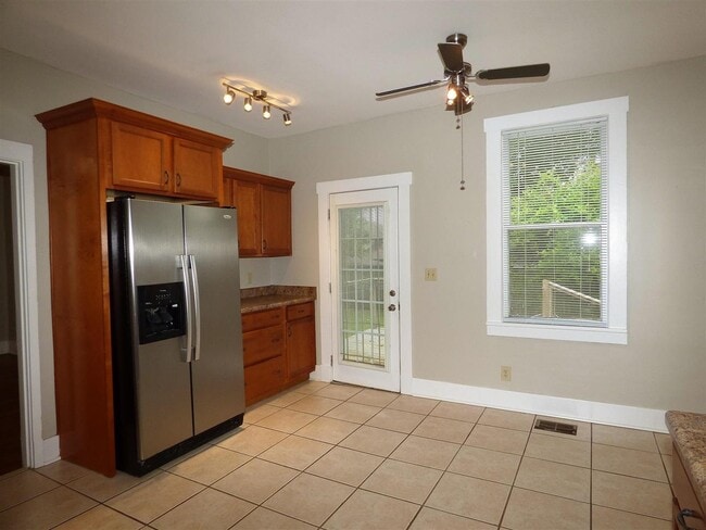 Building Photo - 447 Dickinson St