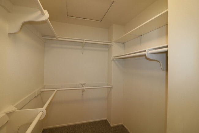 Building Photo - Townhome for Lease  in Valencia!