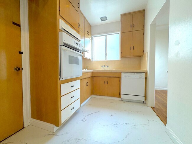 Building Photo - Marina: Bright Top Floor 1 Bed 1 Bath with...