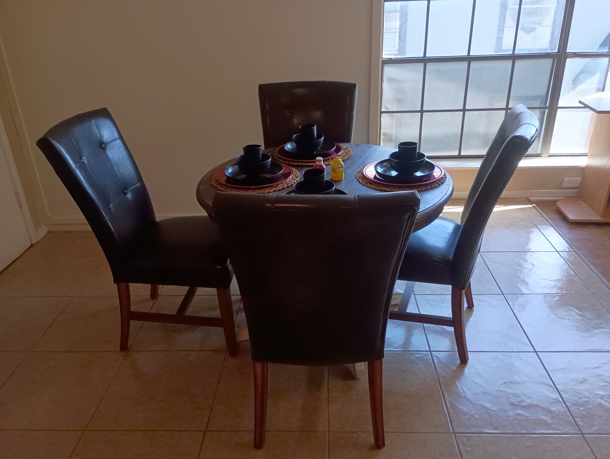 Building Photo - Room in Apartment on Starcrest Dr