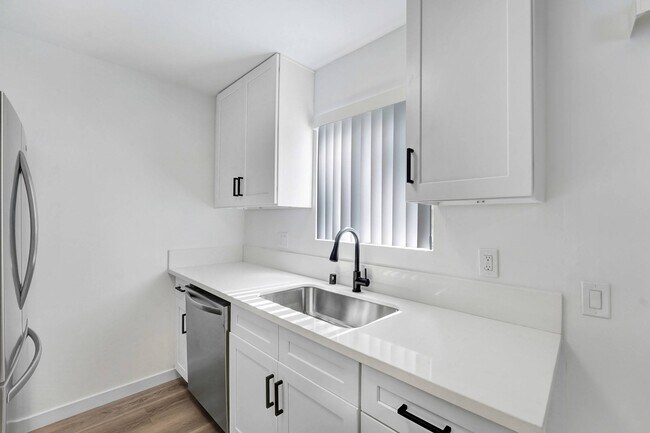 Building Photo - 930 N Martel
