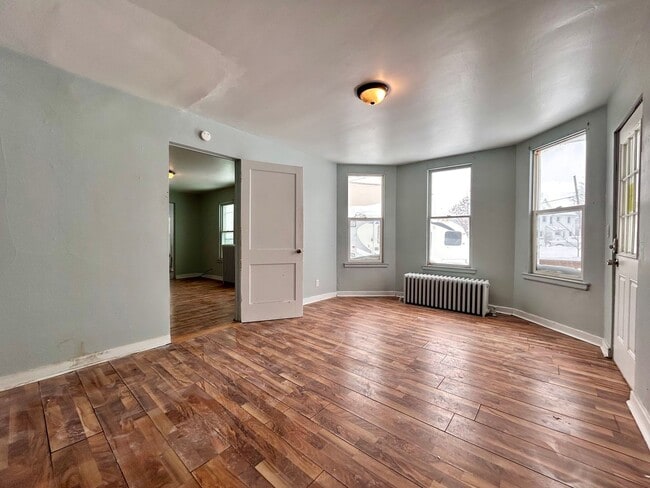 Building Photo - Isabella 5-9