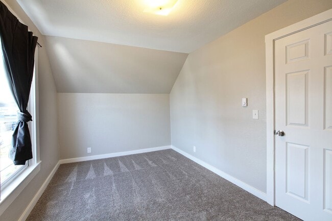 Building Photo - Darling 2 Bedroom Convenient Stanwood Home Move in Ready!