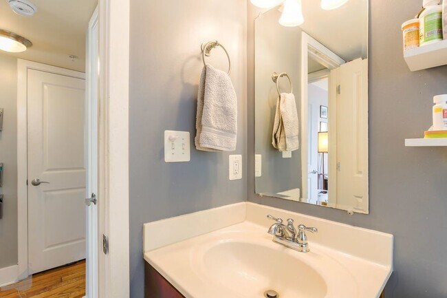 Building Photo - 420 16th St SE