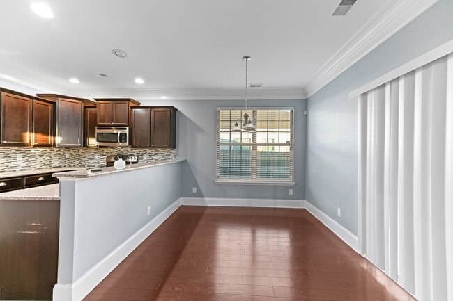 Building Photo - 3 BD 2.5 BA | Charming Home