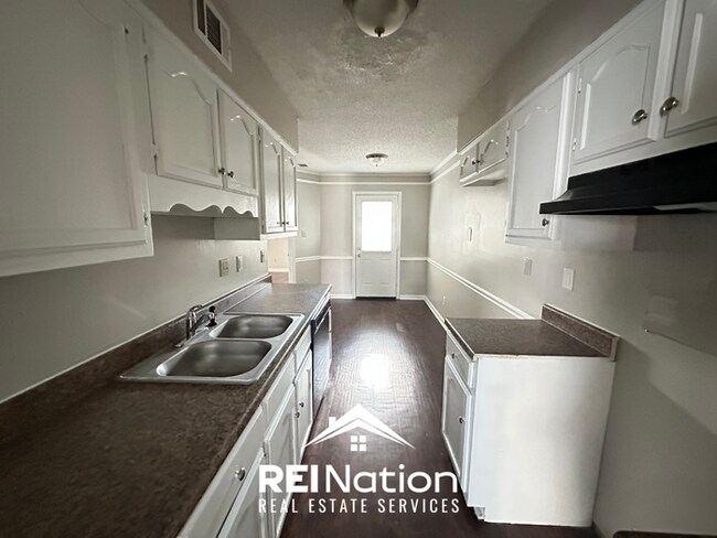Building Photo - STANDOUT MEMPHIS RENTAL! 3BR/2BA | High Ceilings & Brick Fireplace | Fenced Yard!