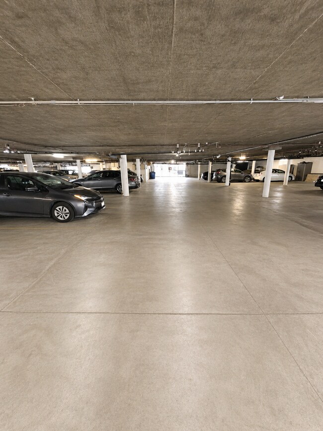 Building Photo - 1351 N Orange Dr