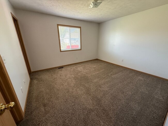 Building Photo - Nice Family Home in Great Neighborhood