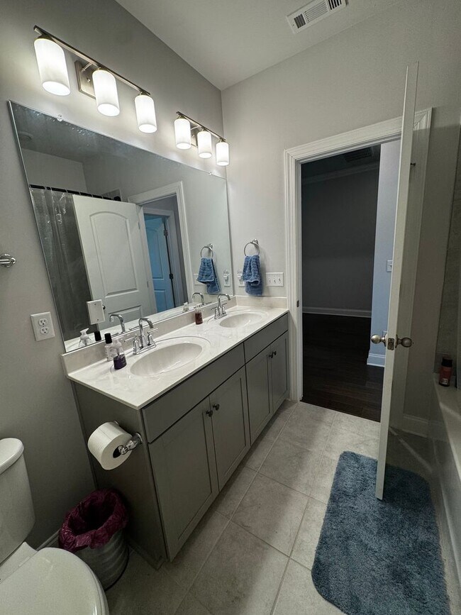 Building Photo - Newly build full furnished 3 bed 2 bath ho...