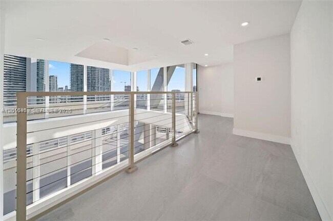 Building Photo - 555 NE 34th St
