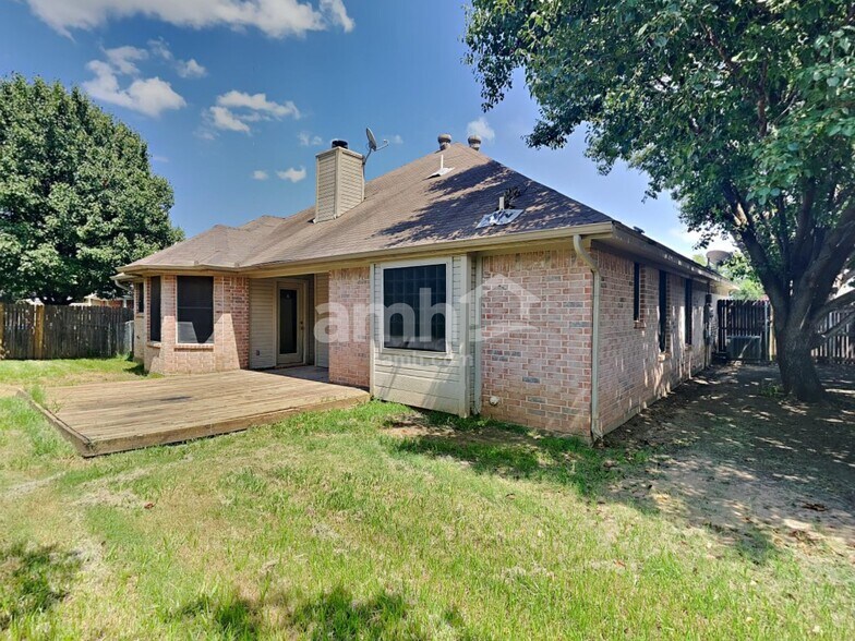 Building Photo - 605 Arbor Ln
