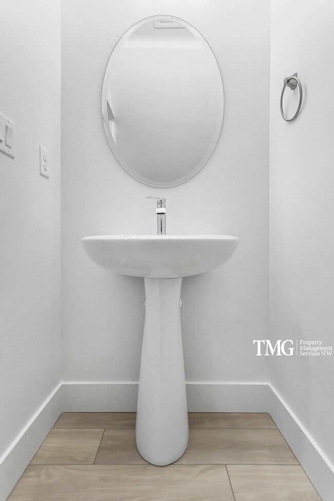 Building Photo - Modern townhome available June 1st!